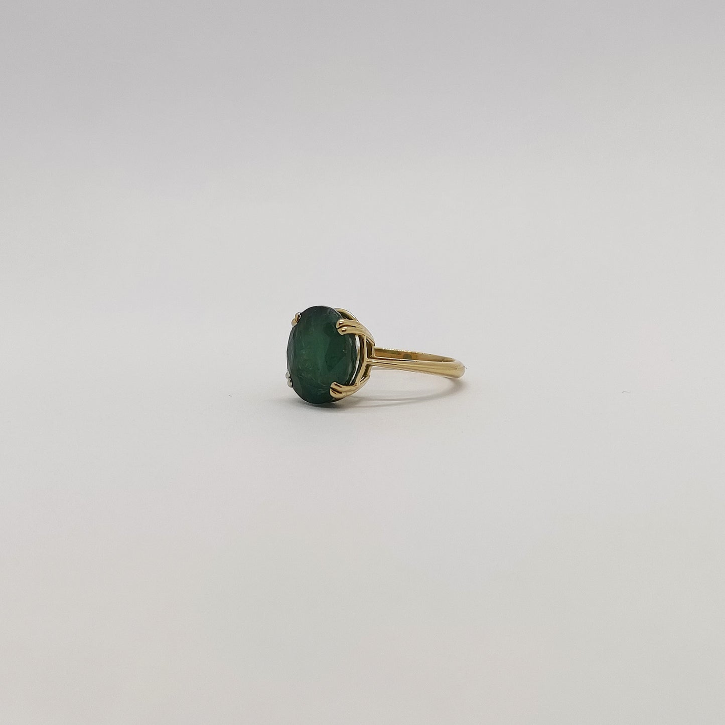 Anello con grandidierite in oro giallo 18 kt