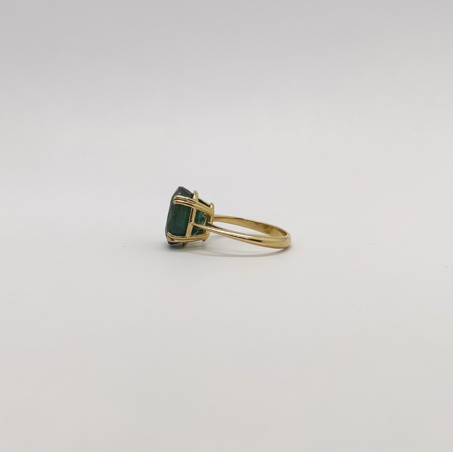 Anello con grandidierite in oro giallo 18 kt