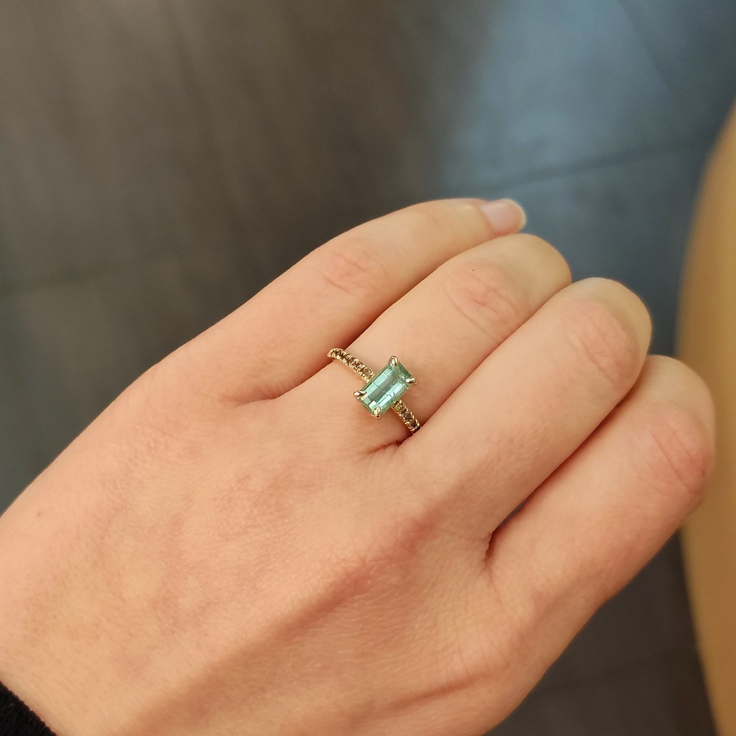 Anello tormalina verde con diamanti brown in oro giallo 18 kt
