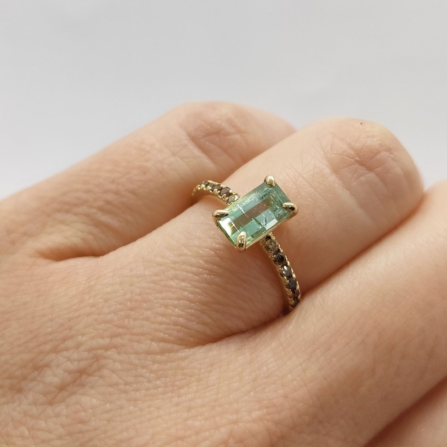 Anello tormalina verde con diamanti brown in oro giallo 18 kt