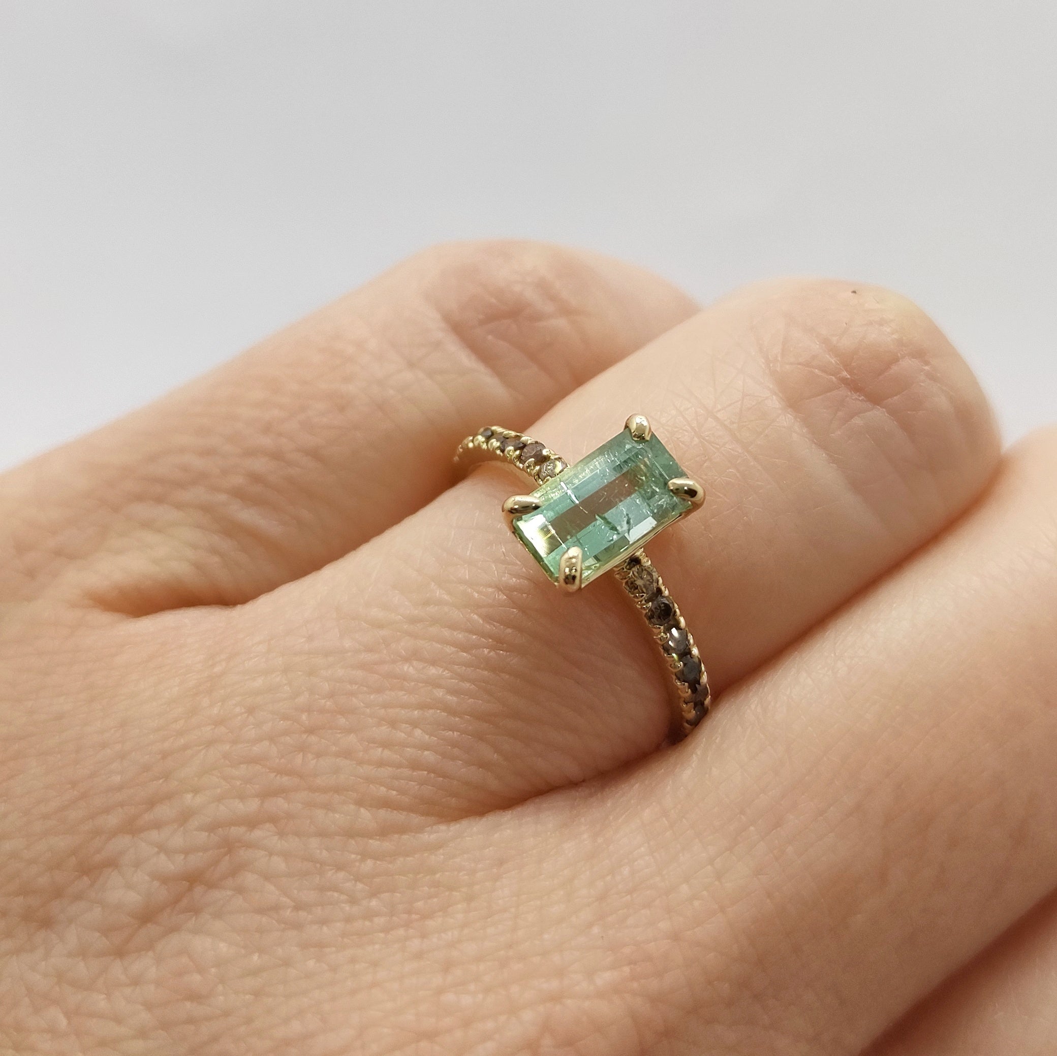 Anello tormalina verde con diamanti brown in oro giallo 18 kt