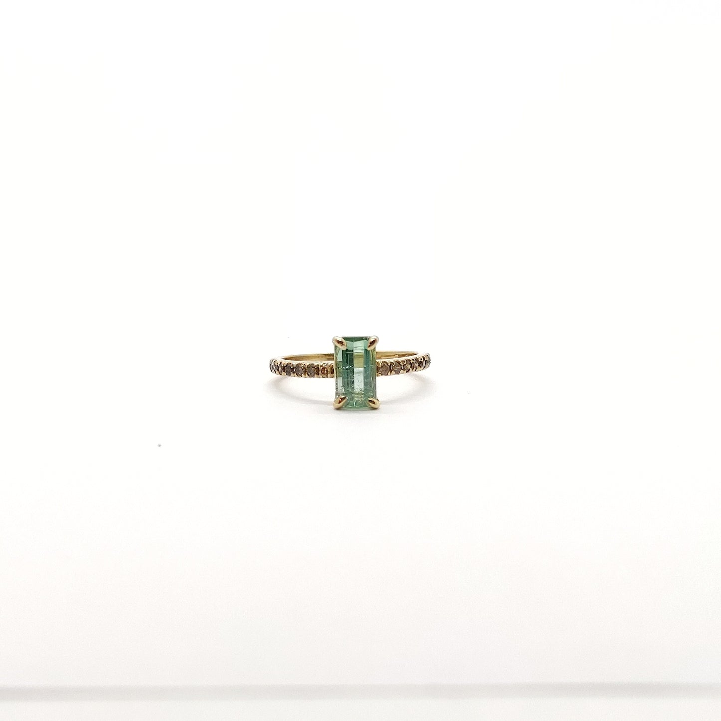 Anello tormalina verde con diamanti brown in oro giallo 18 kt