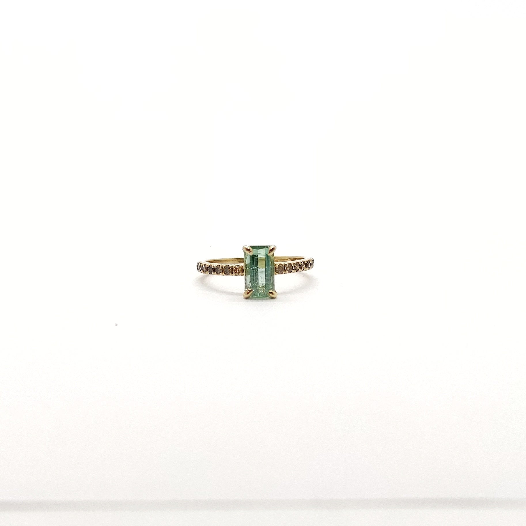 Anello tormalina verde con diamanti brown in oro giallo 18 kt