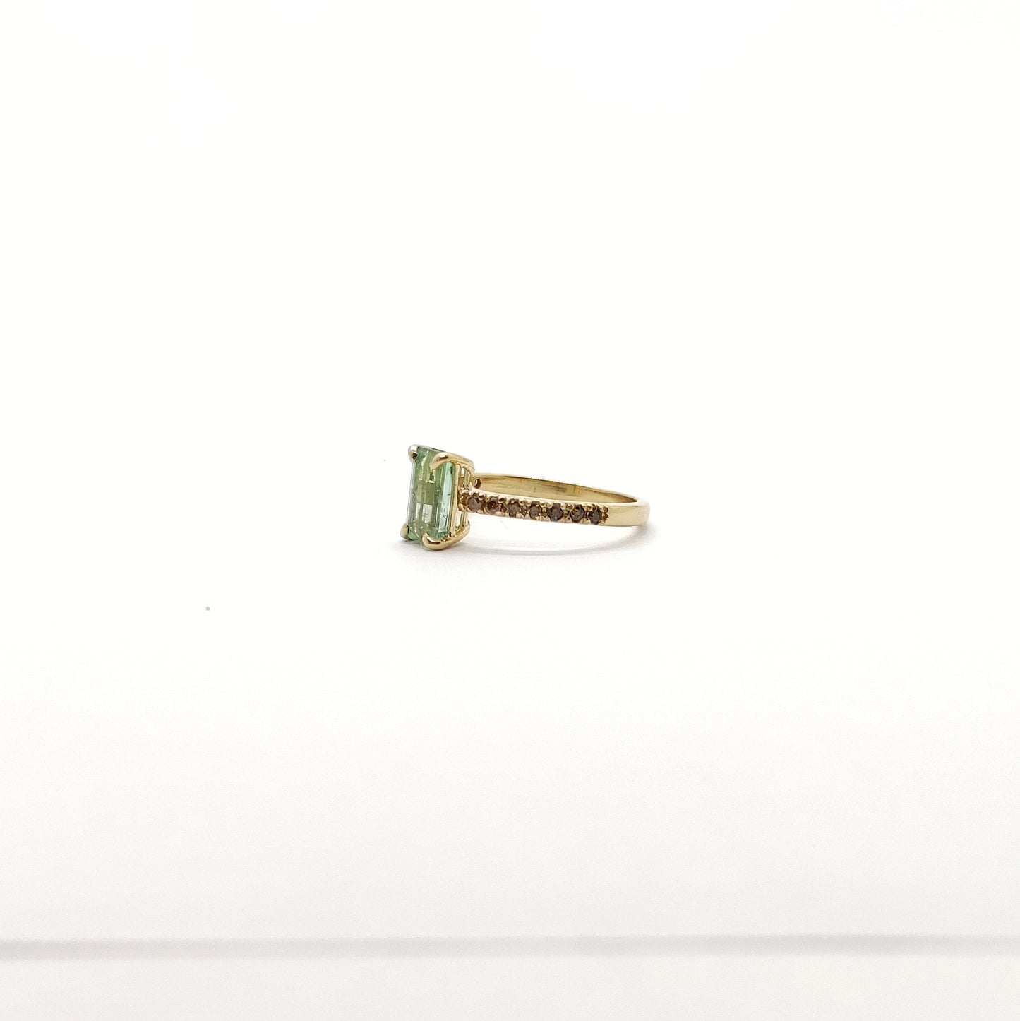 Anello tormalina verde con diamanti brown in oro giallo 18 kt