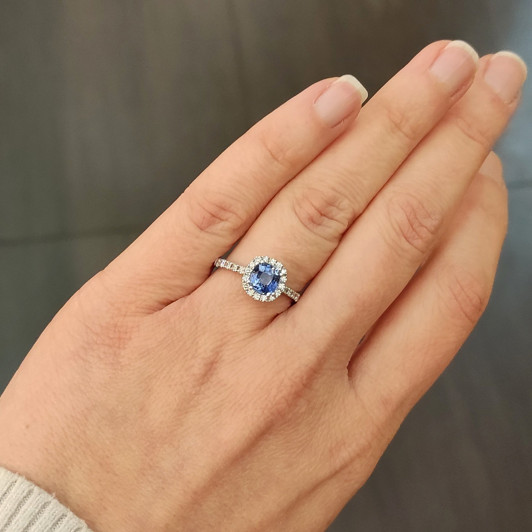 Anello zaffiro e diamanti in oro bianco 18 kt