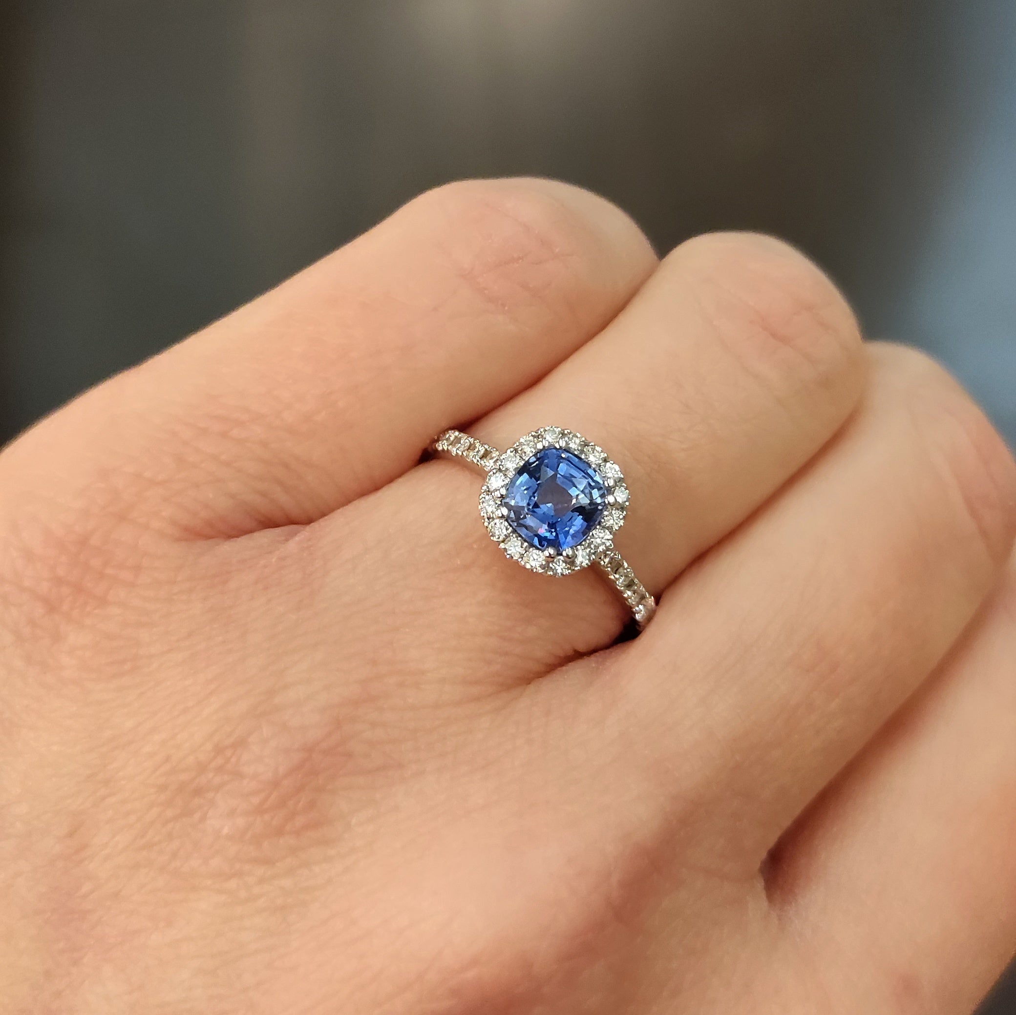 Anello zaffiro e diamanti in oro bianco 18 kt