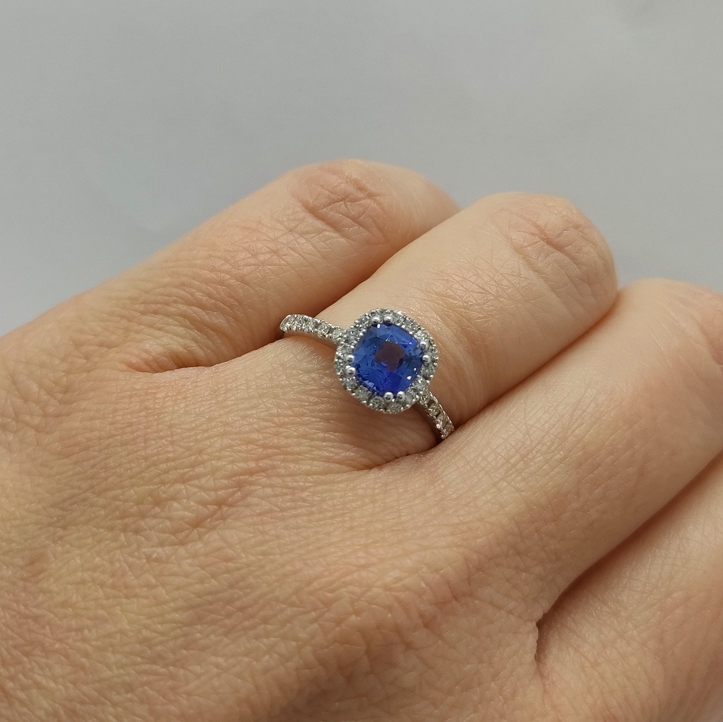 Anello zaffiro e diamanti in oro bianco 18 kt