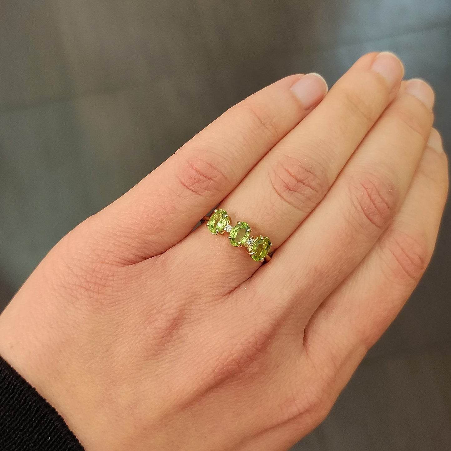 Anello con peridot e diamanti in oro giallo 18 kt