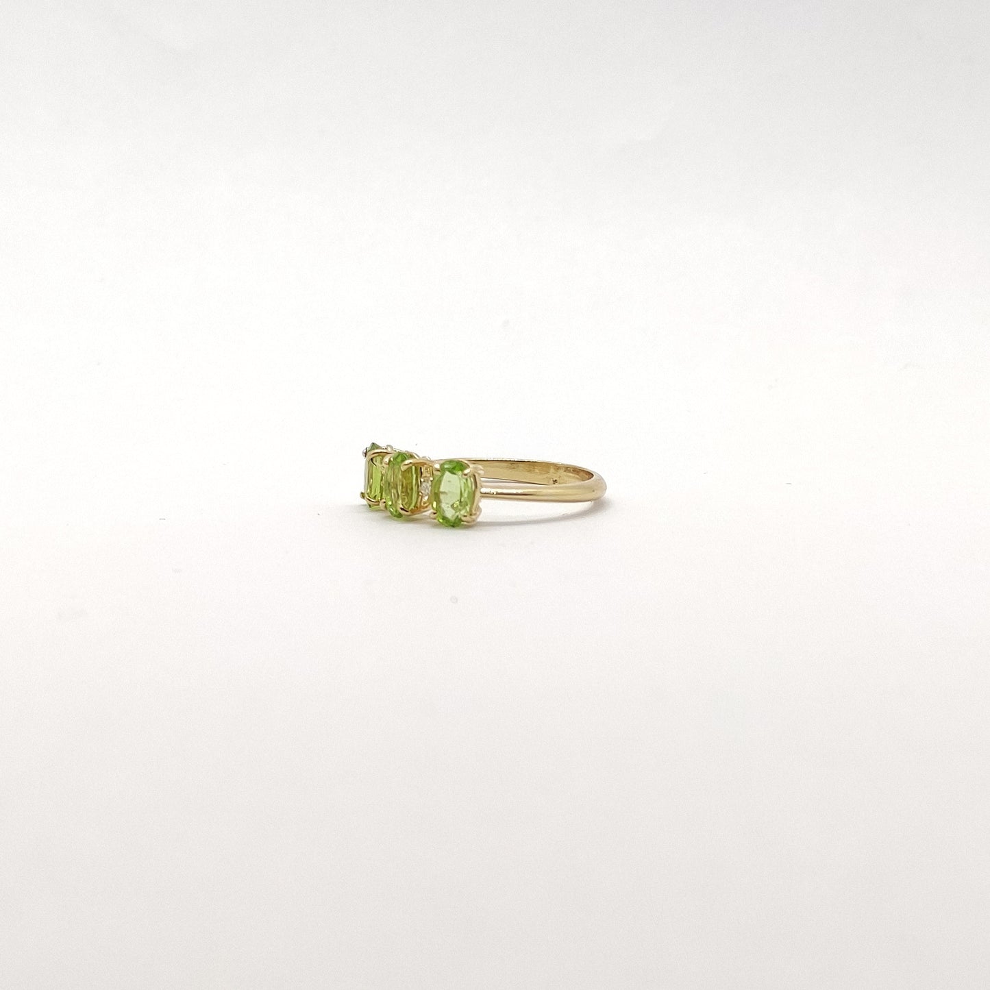 Anello con peridot e diamanti in oro giallo 18 kt