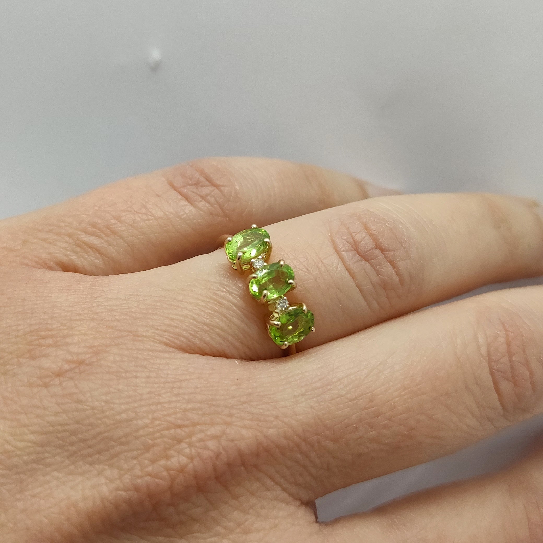 Anello con peridot e diamanti in oro giallo 18 kt