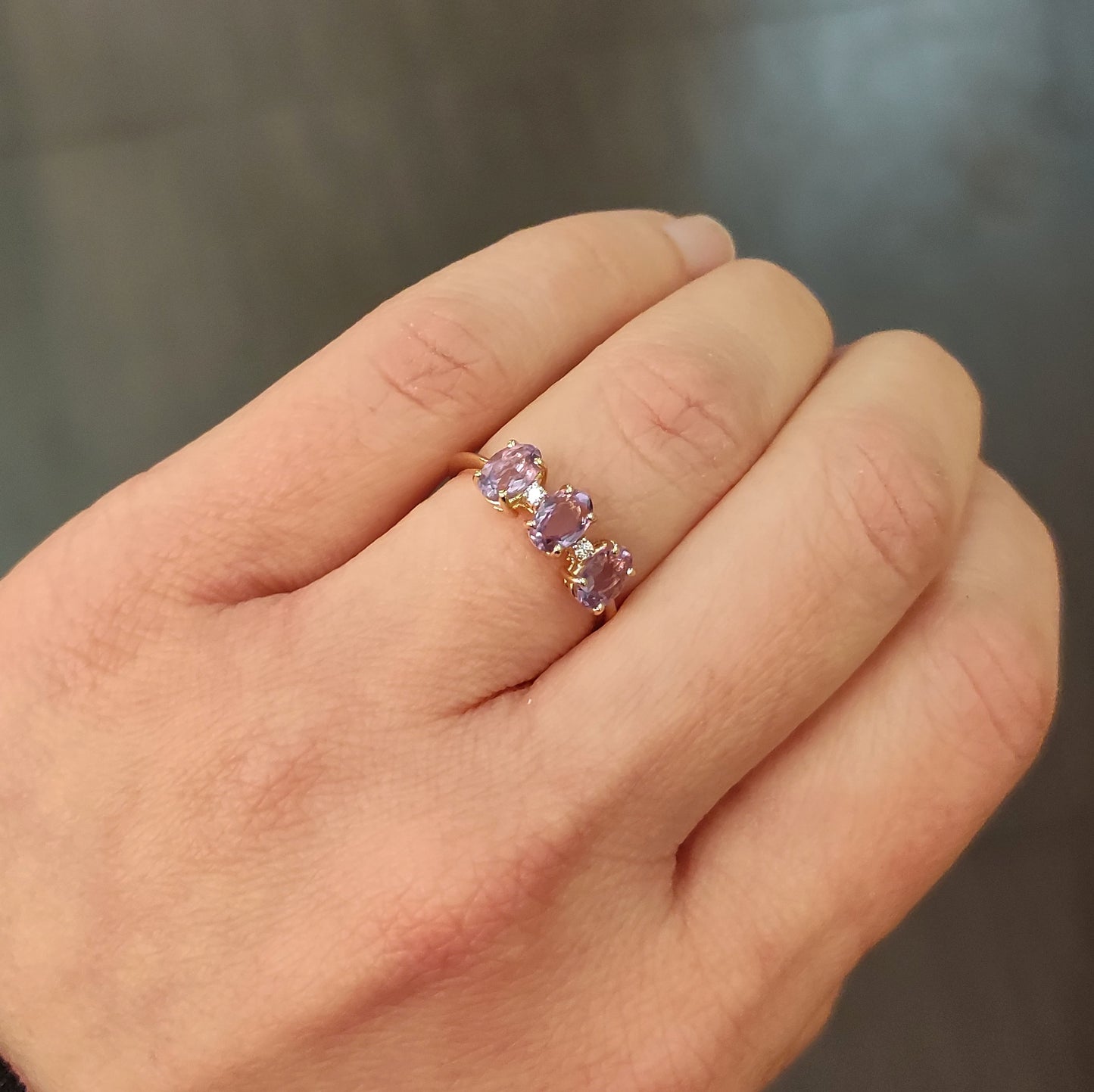 Anello con ametista e diamanti in oro giallo 18 kt