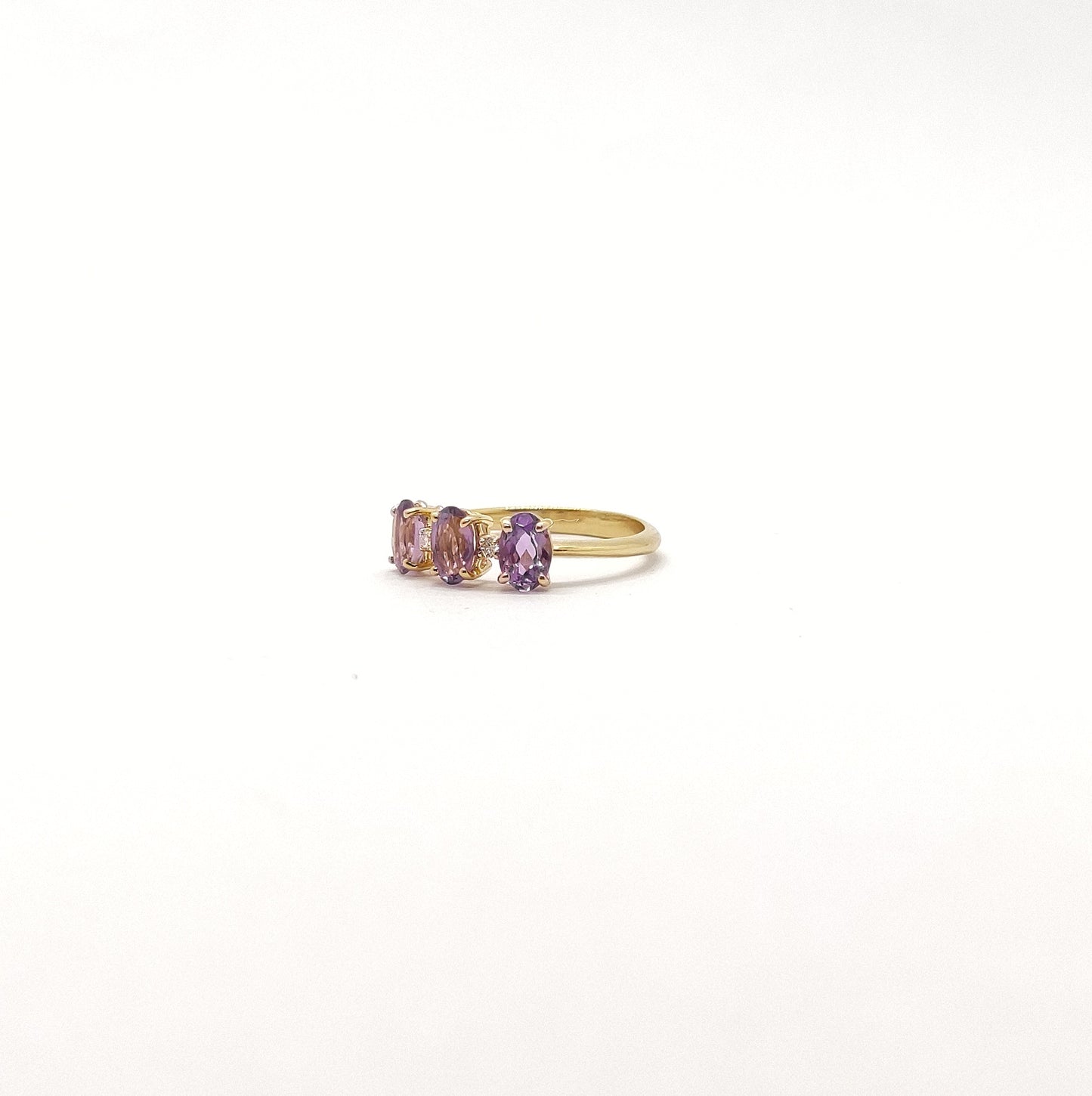 Anello con ametista e diamanti in oro giallo 18 kt