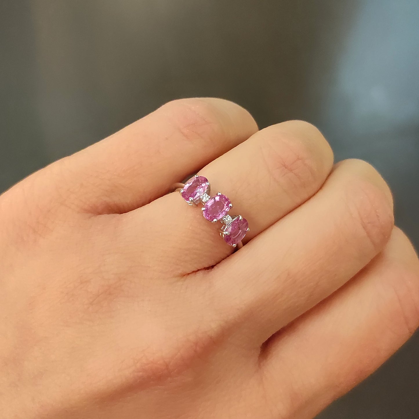 Anello zaffiro rosa e diamanti in oro bianco 18 kt