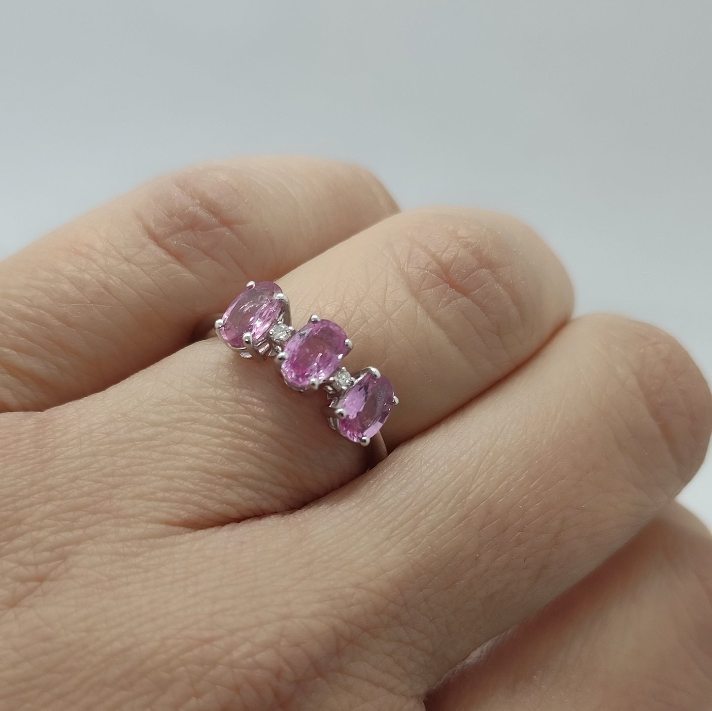 Anello zaffiro rosa e diamanti in oro bianco 18 kt