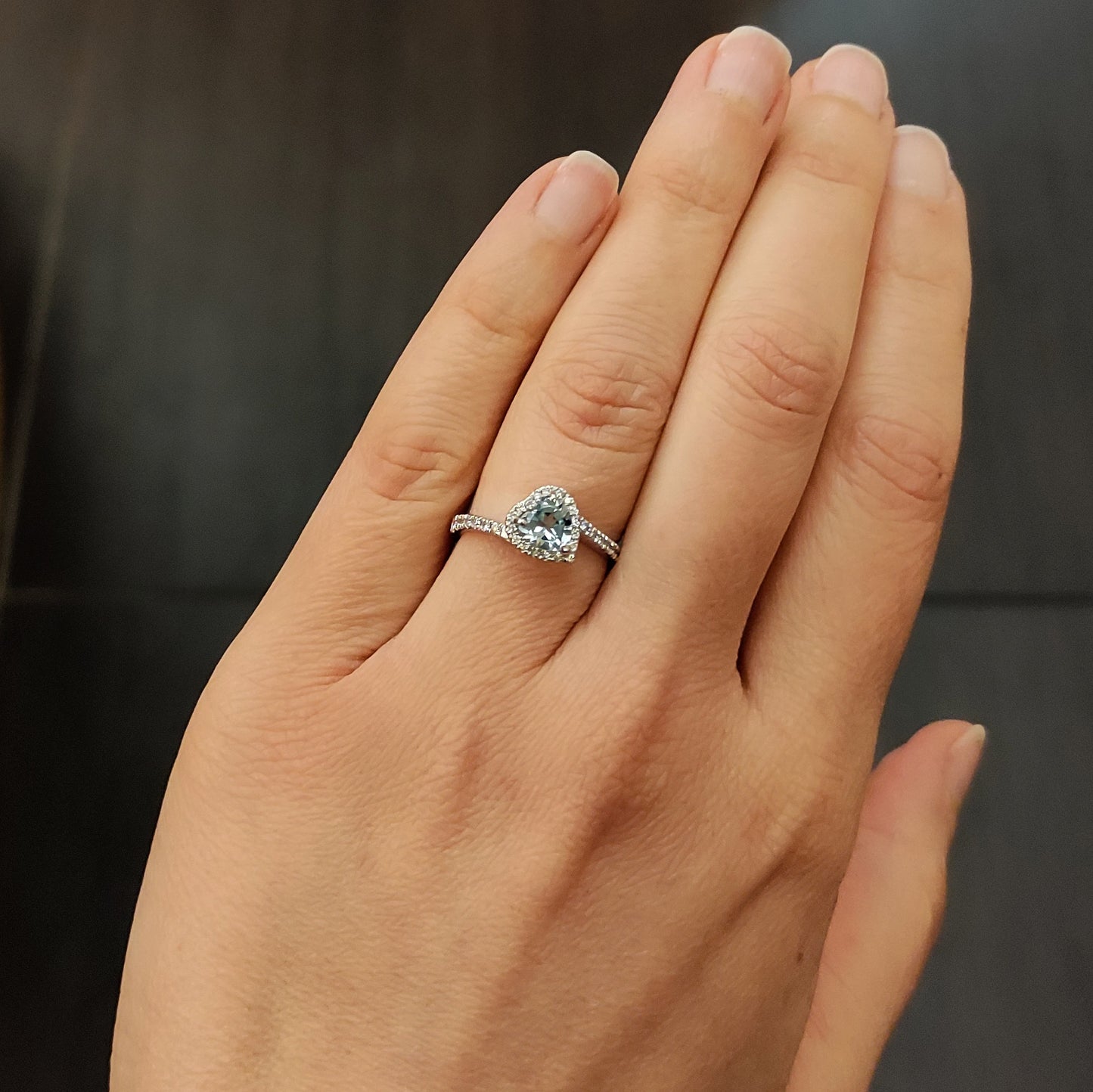 Anello con acquamarina a cuore e diamanti in oro bianco 18 kt