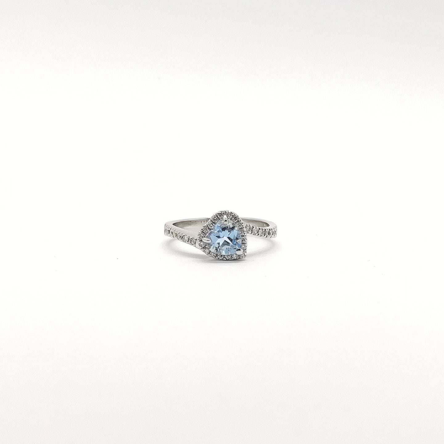 Anello con acquamarina a cuore e diamanti in oro bianco 18 kt