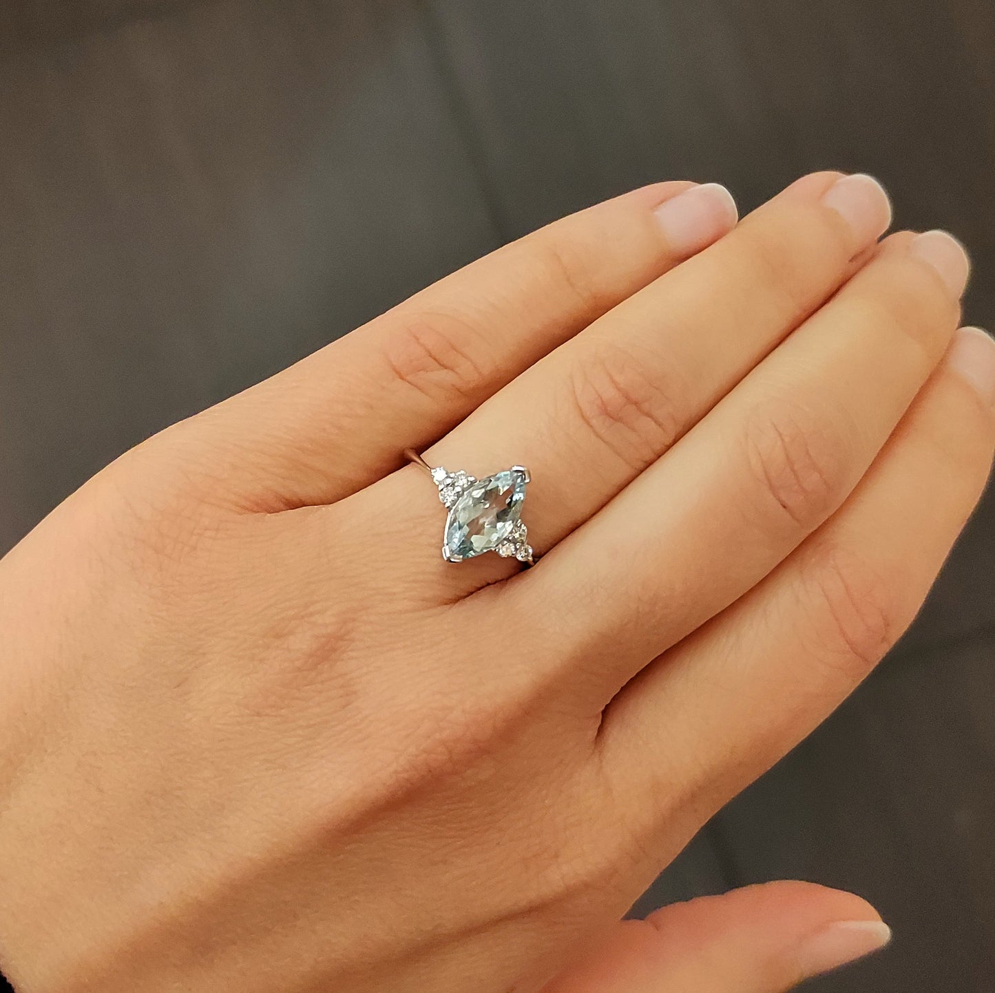 Anello con acquamarina a navette e diamanti in oro bianco 18 kt