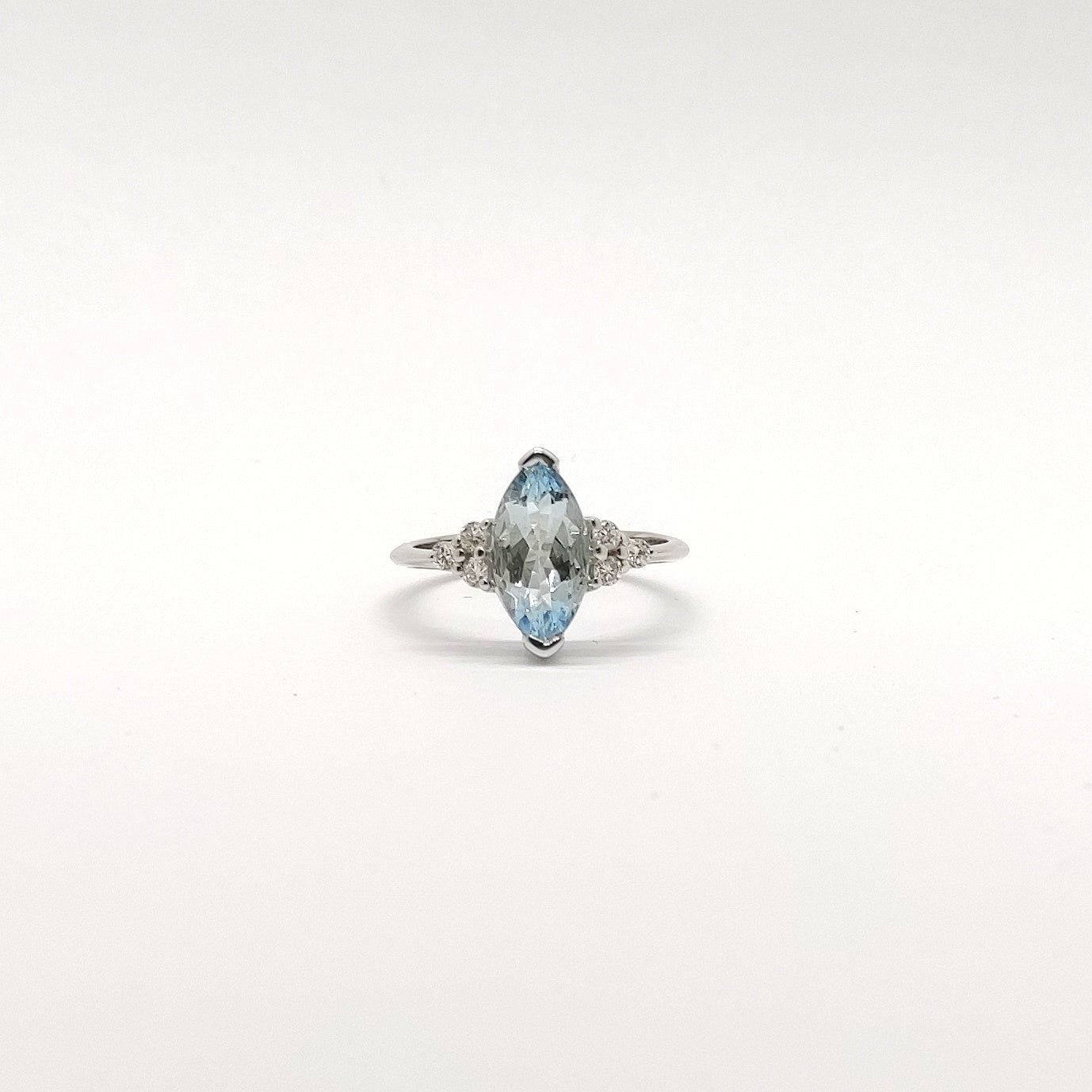 Anello con acquamarina a navette e diamanti in oro bianco 18 kt