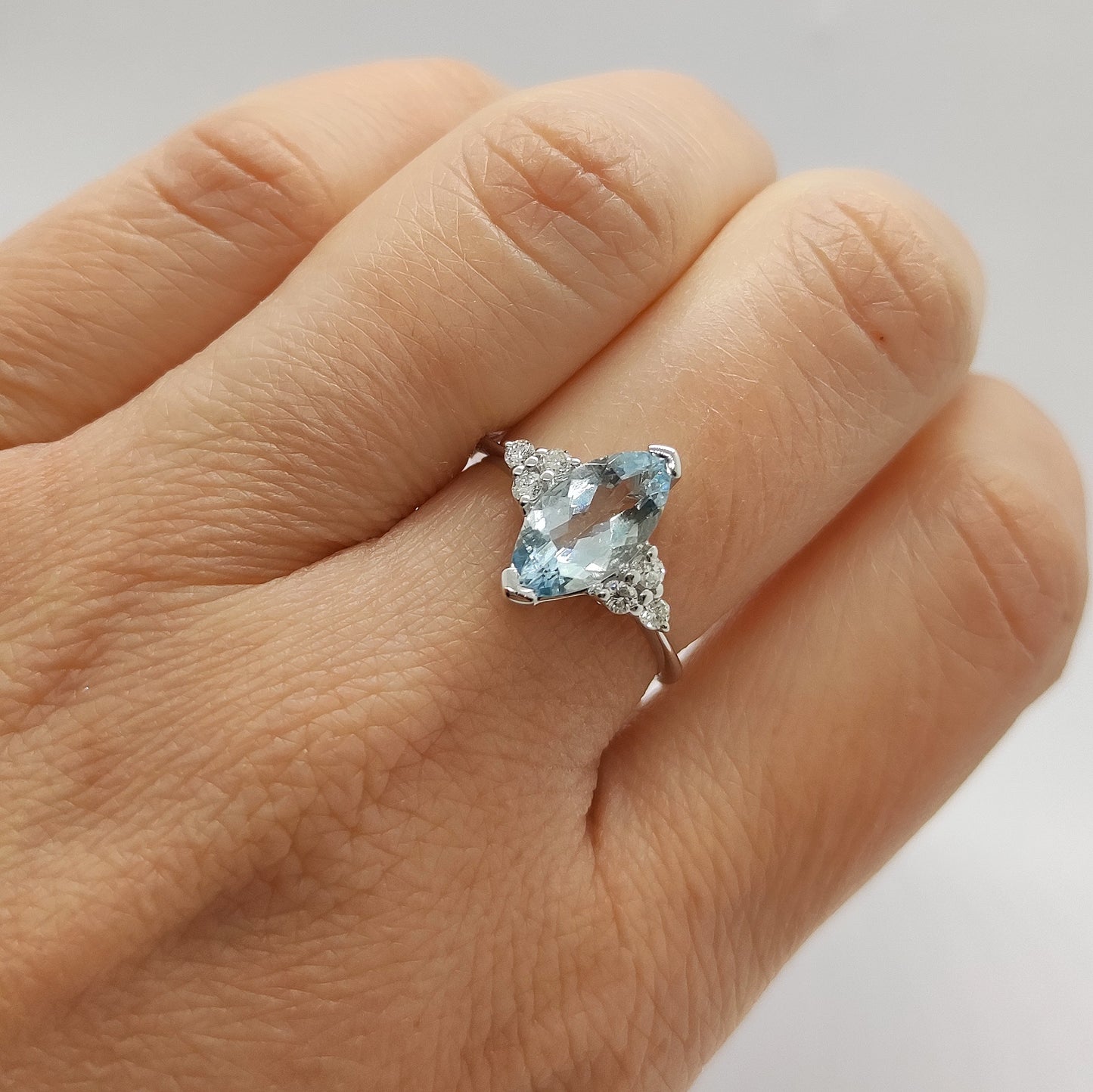 Anello con acquamarina a navette e diamanti in oro bianco 18 kt