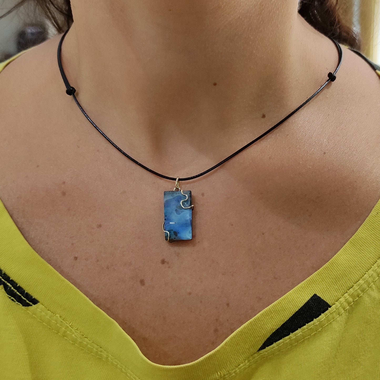 Ciondolo opale boulder in oro giallo 18 kt