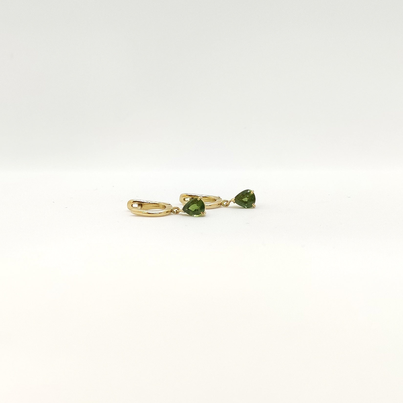 Orecchini con zaffiro verde (corindone) in oro giallo 18 kt