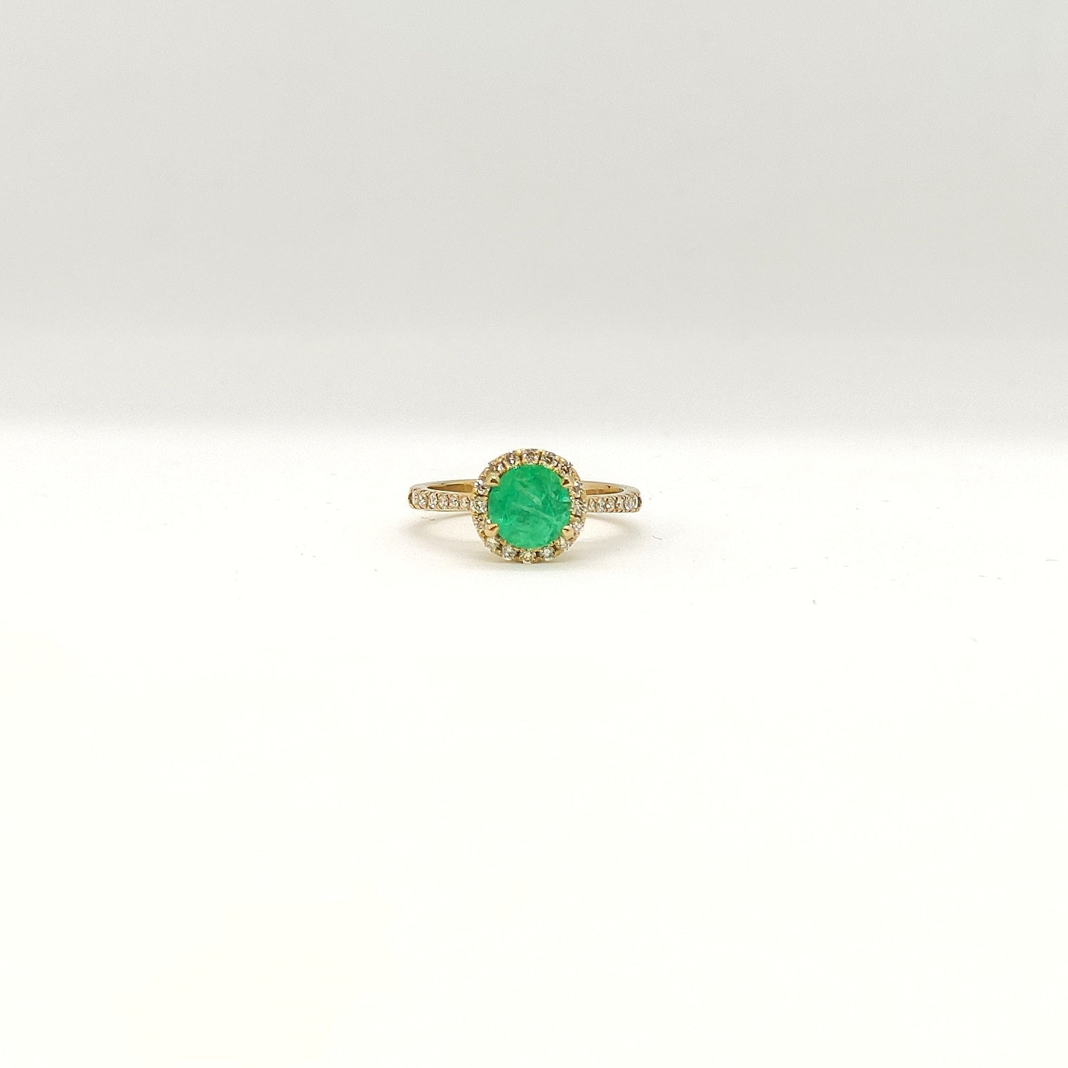 Anello con smeraldo e diamanti in oro giallo 18 kt