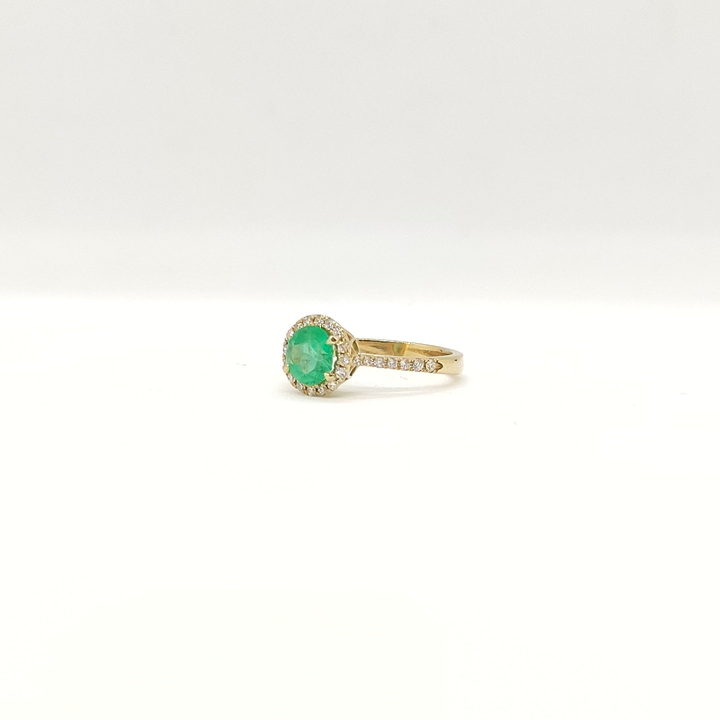 Anello con smeraldo e diamanti in oro giallo 18 kt