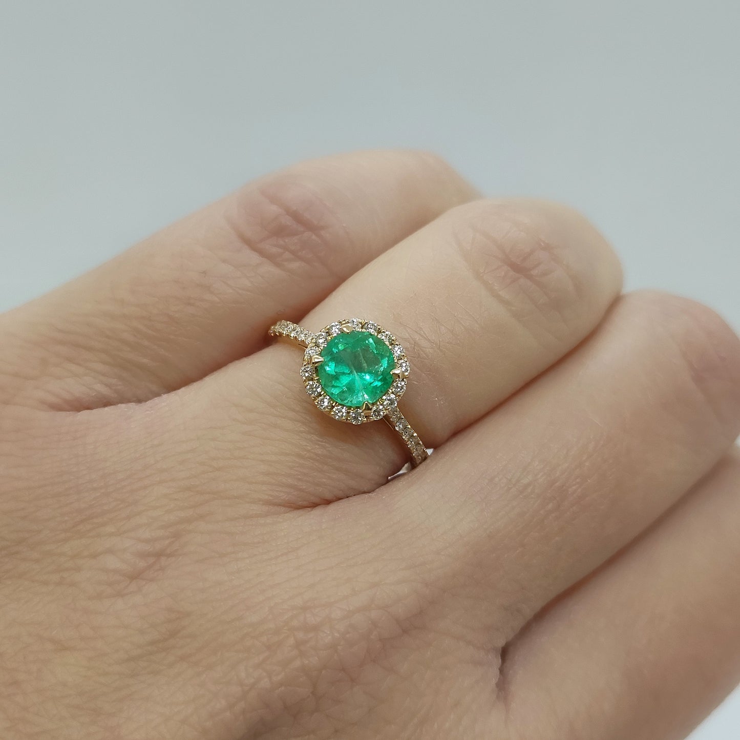 Anello con smeraldo e diamanti in oro giallo 18 kt