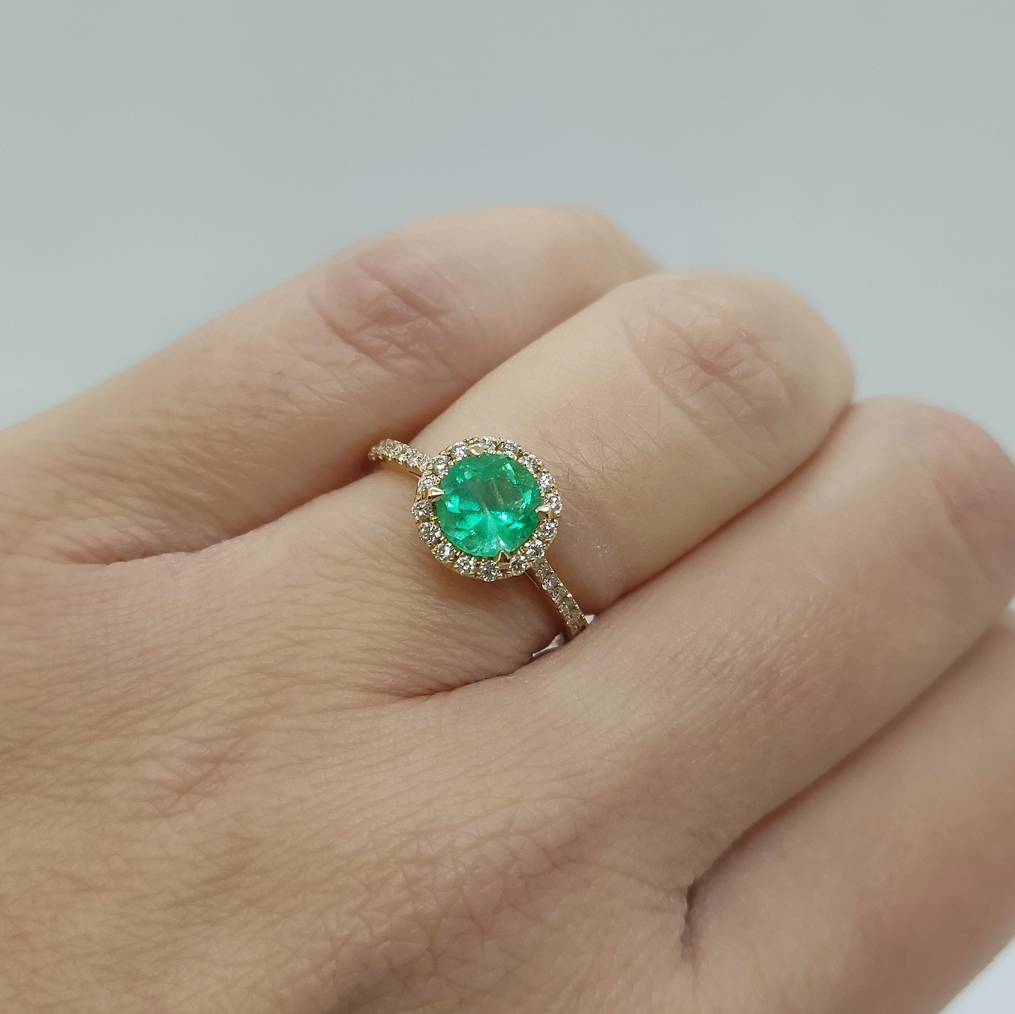 Anello con smeraldo e diamanti in oro giallo 18 kt