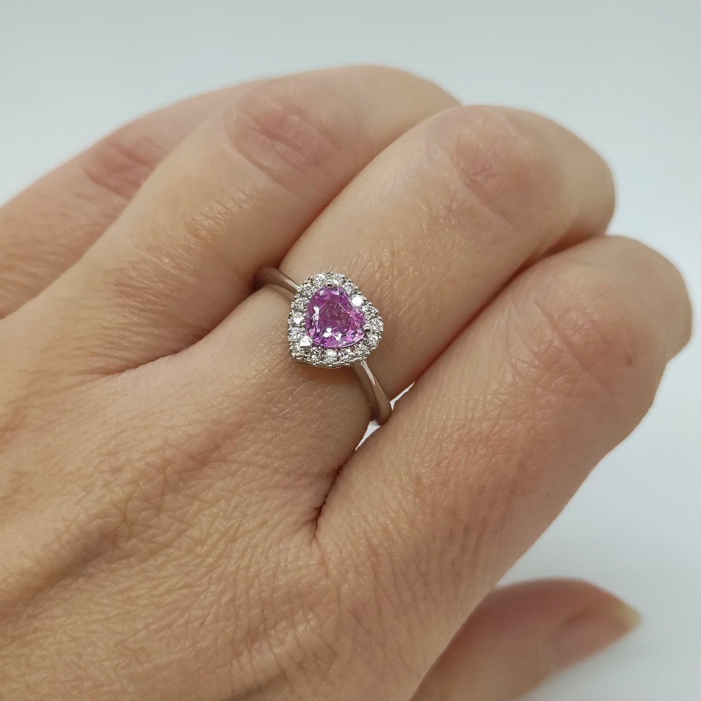 Anello con zaffiro rosa cuore con diamanti in oro bianco 18 kt