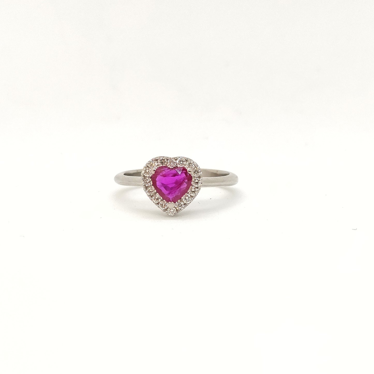 Anello rubino a cuore con diamanti in oro bianco 18 kt