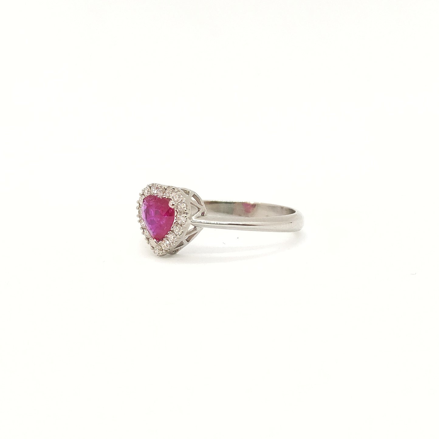 Anello rubino a cuore con diamanti in oro bianco 18 kt