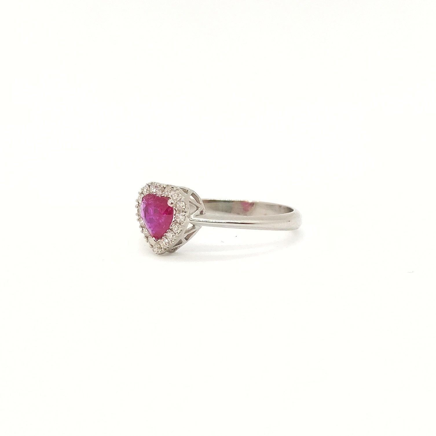 Anello rubino a cuore con diamanti in oro bianco 18 kt