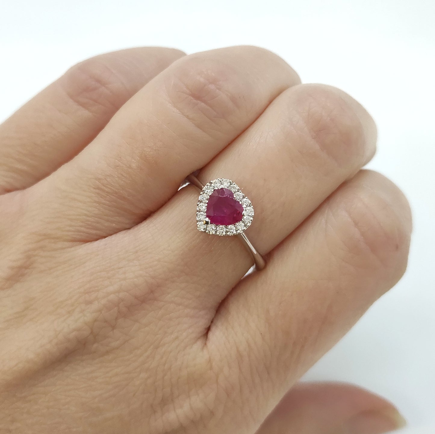 Anello rubino a cuore con diamanti in oro bianco 18 kt