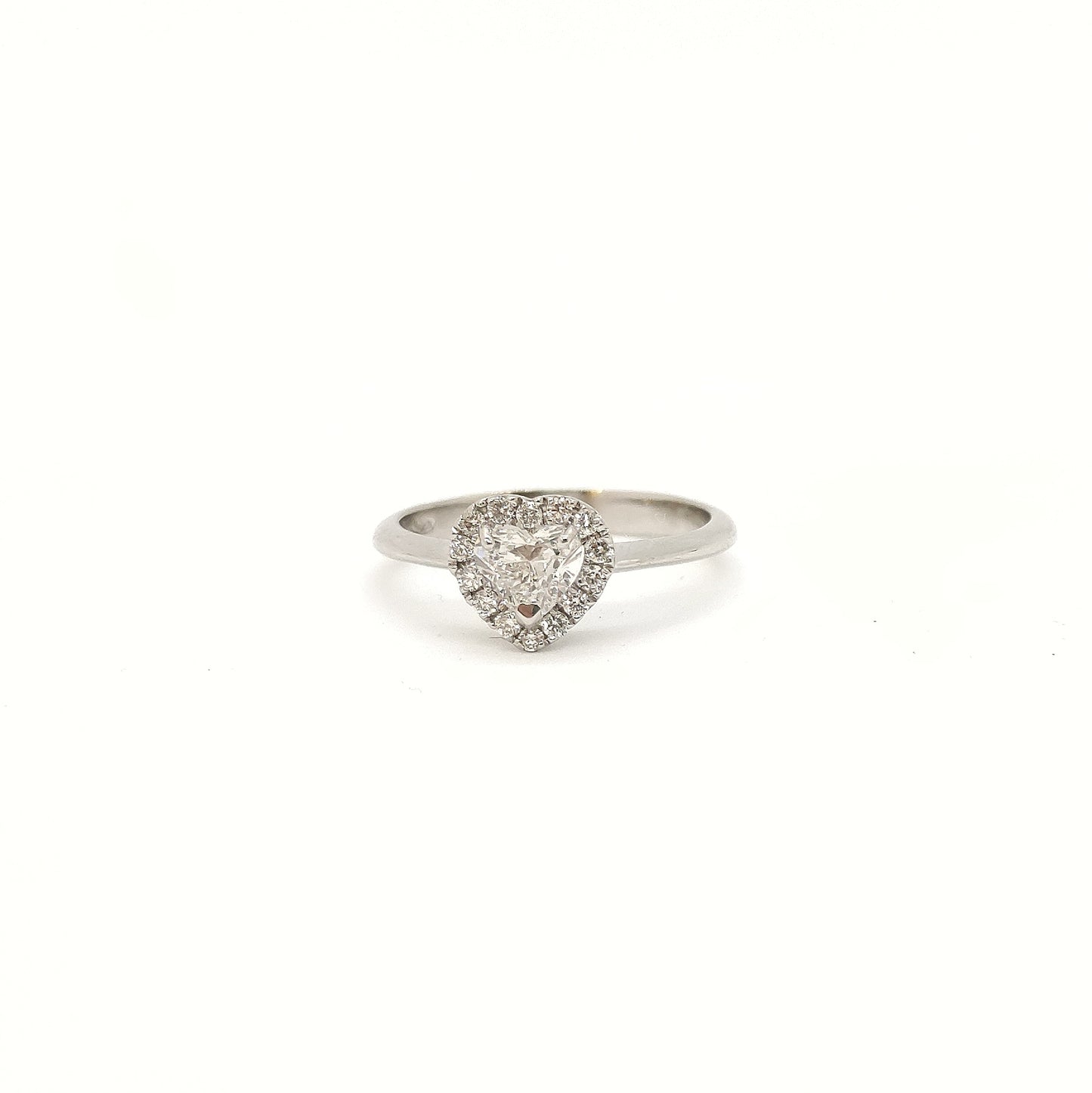 Anello diamante a cuore e contorno di brillanti in oro bianco 18 kt