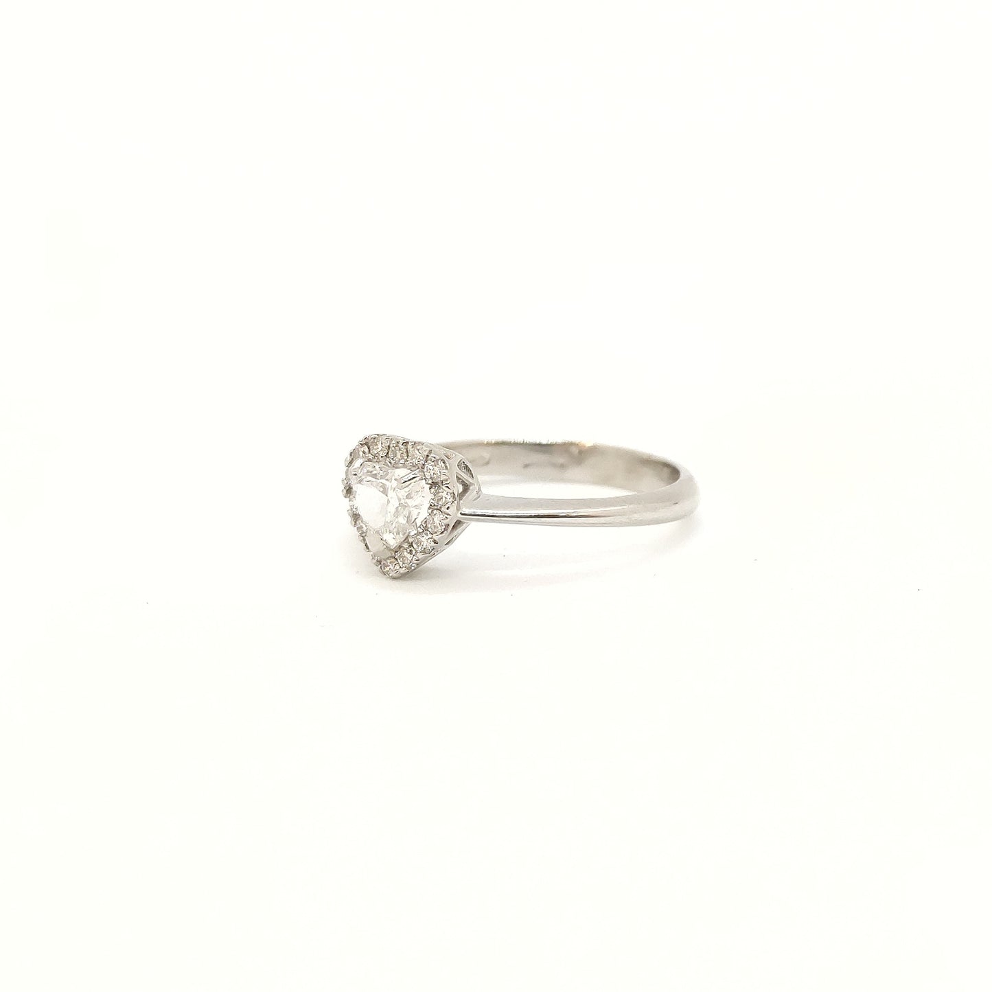 Anello diamante a cuore e contorno di brillanti in oro bianco 18 kt