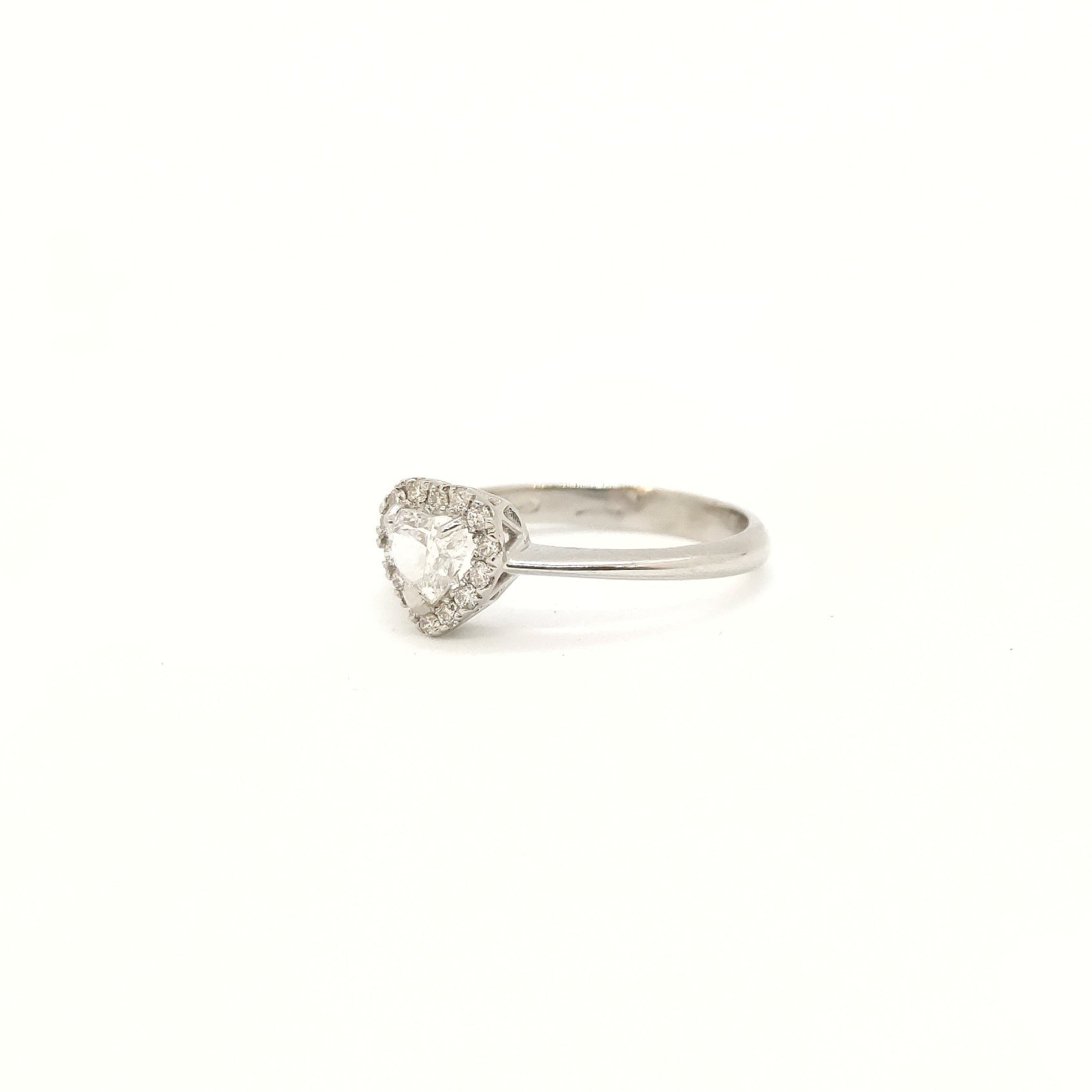 Anello diamante a cuore e contorno di brillanti in oro bianco 18 kt