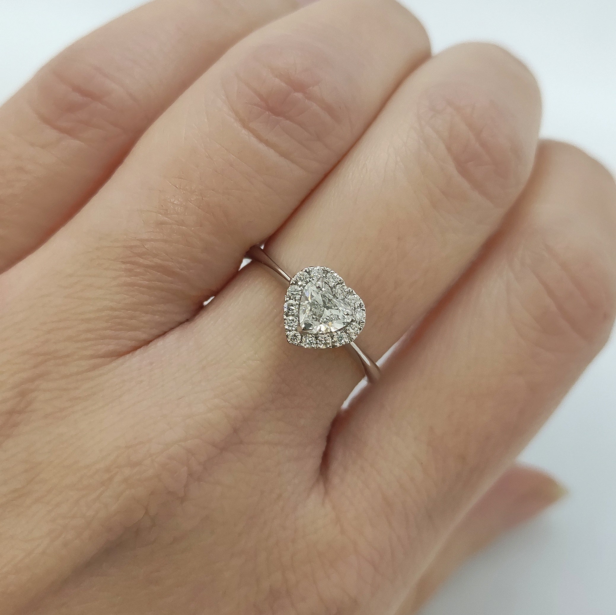Anello diamante a cuore e contorno di brillanti in oro bianco 18 kt