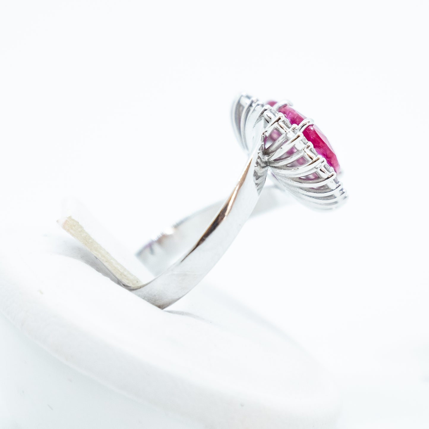 Anello con rubino e brillanti in oro bianco 18kt ANR2