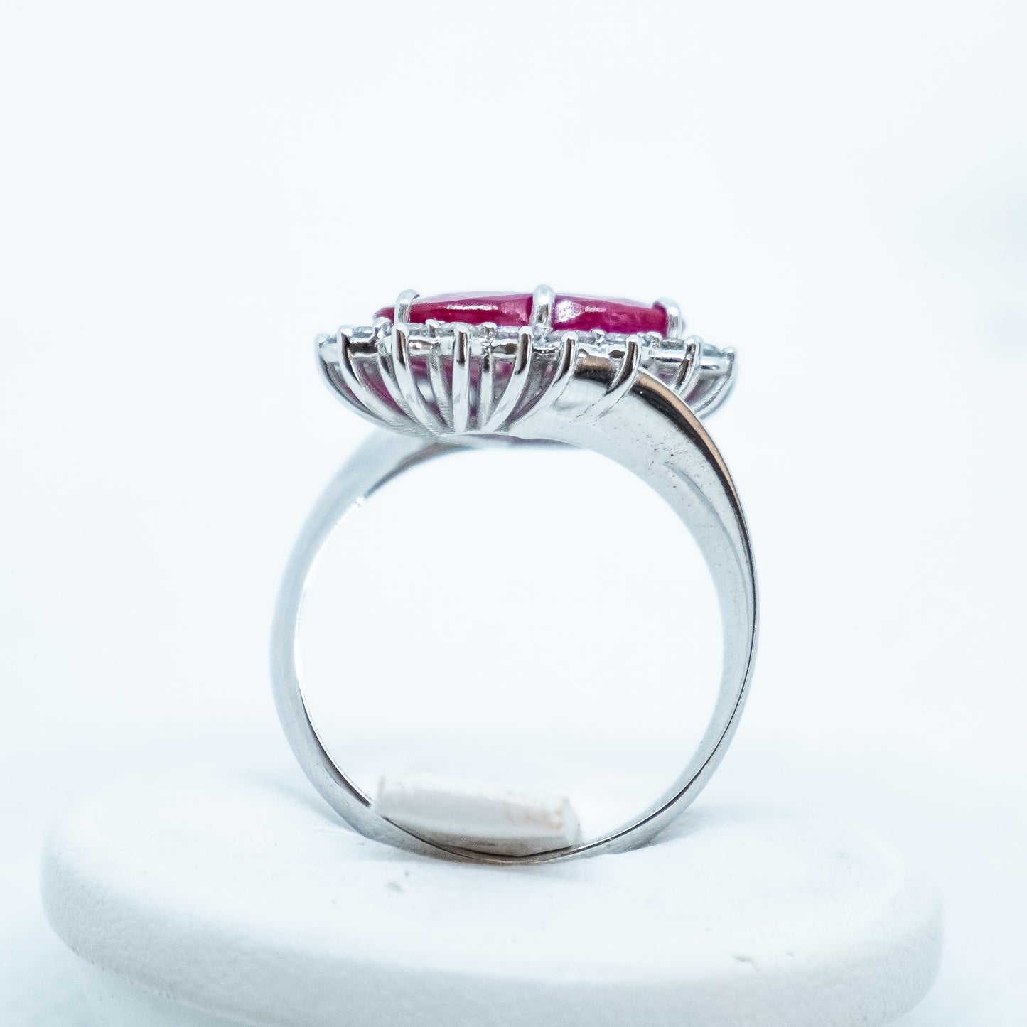 Anello con rubino e brillanti in oro bianco 18kt ANR2