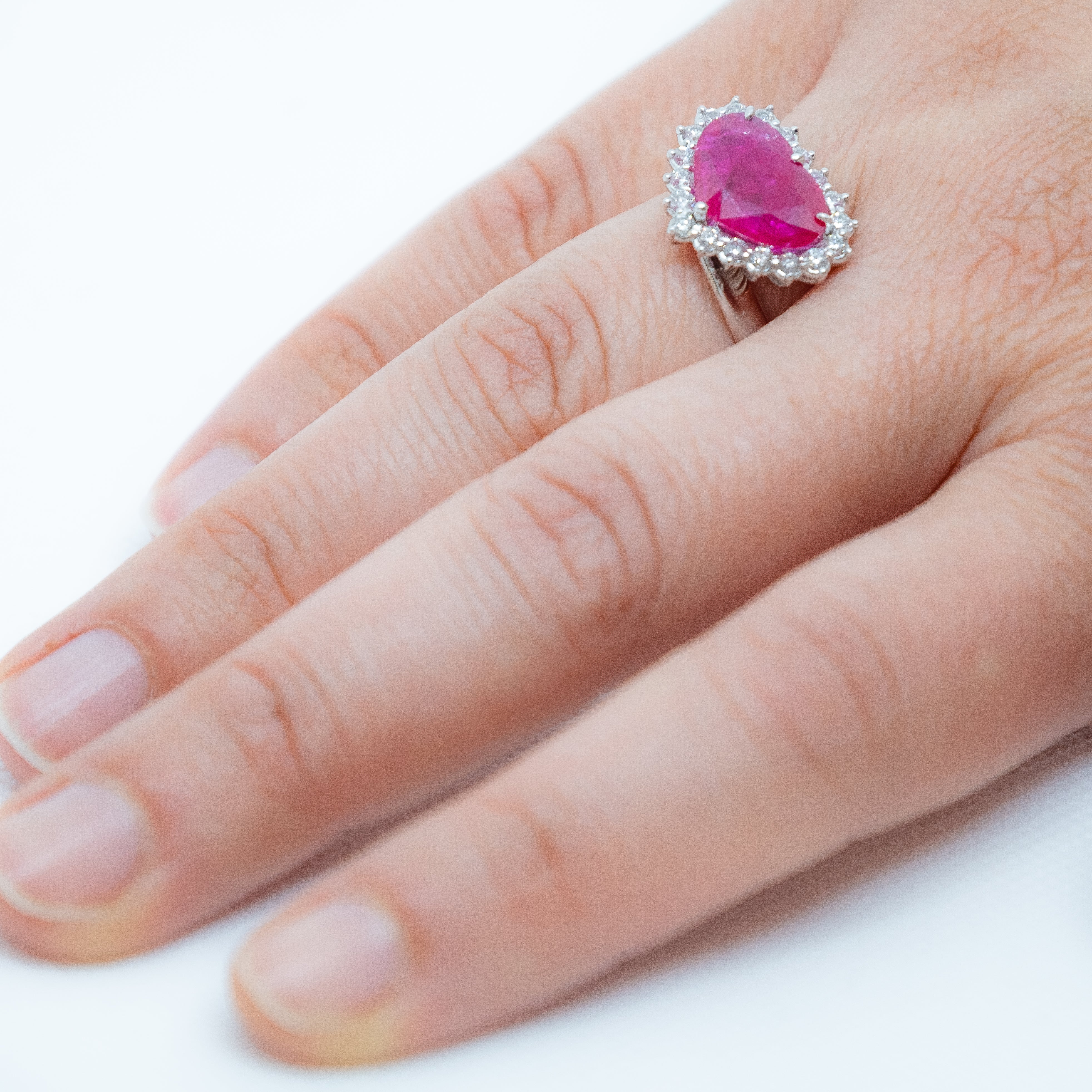 Anello con rubino e brillanti in oro bianco 18kt ANR2