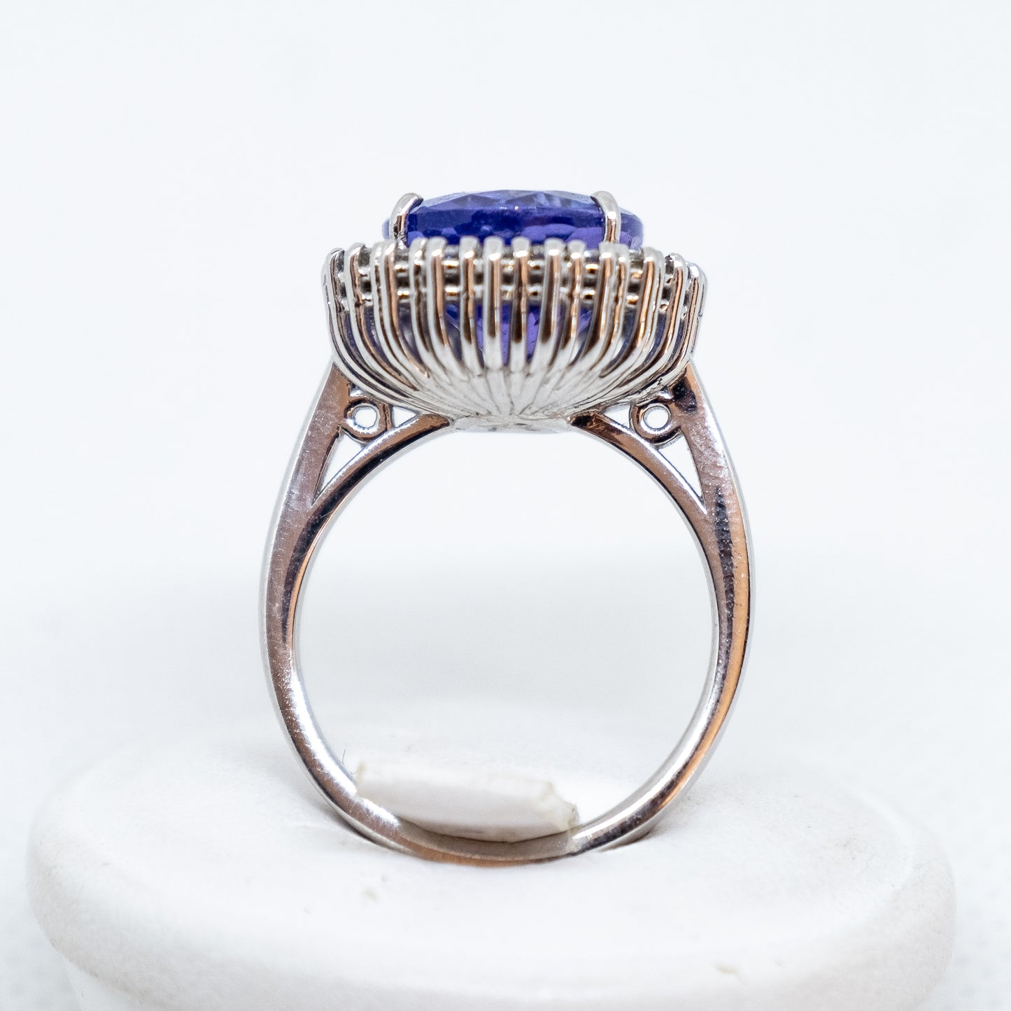 Anello con tanzanite e brillanti in oro bianco 18kt ANT1