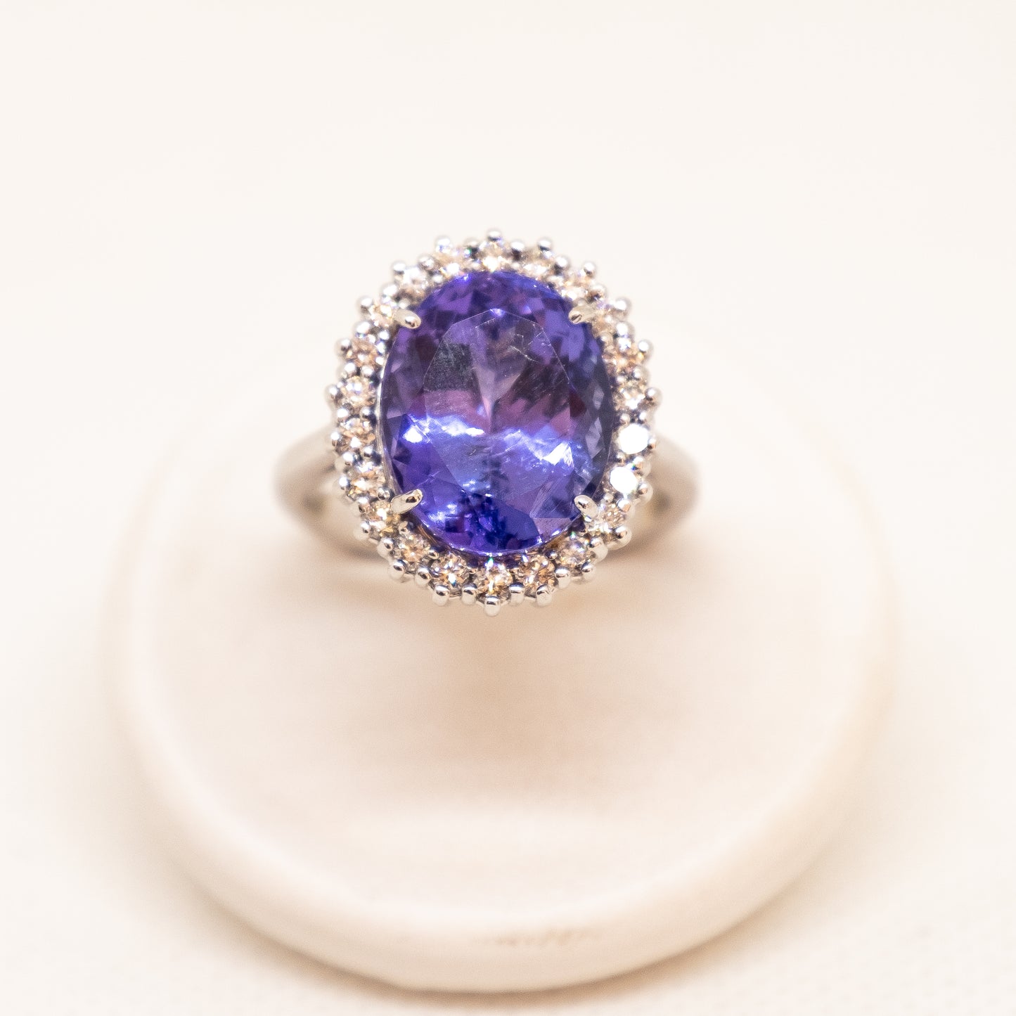 Anello con tanzanite e brillanti in oro bianco 18kt ANT1