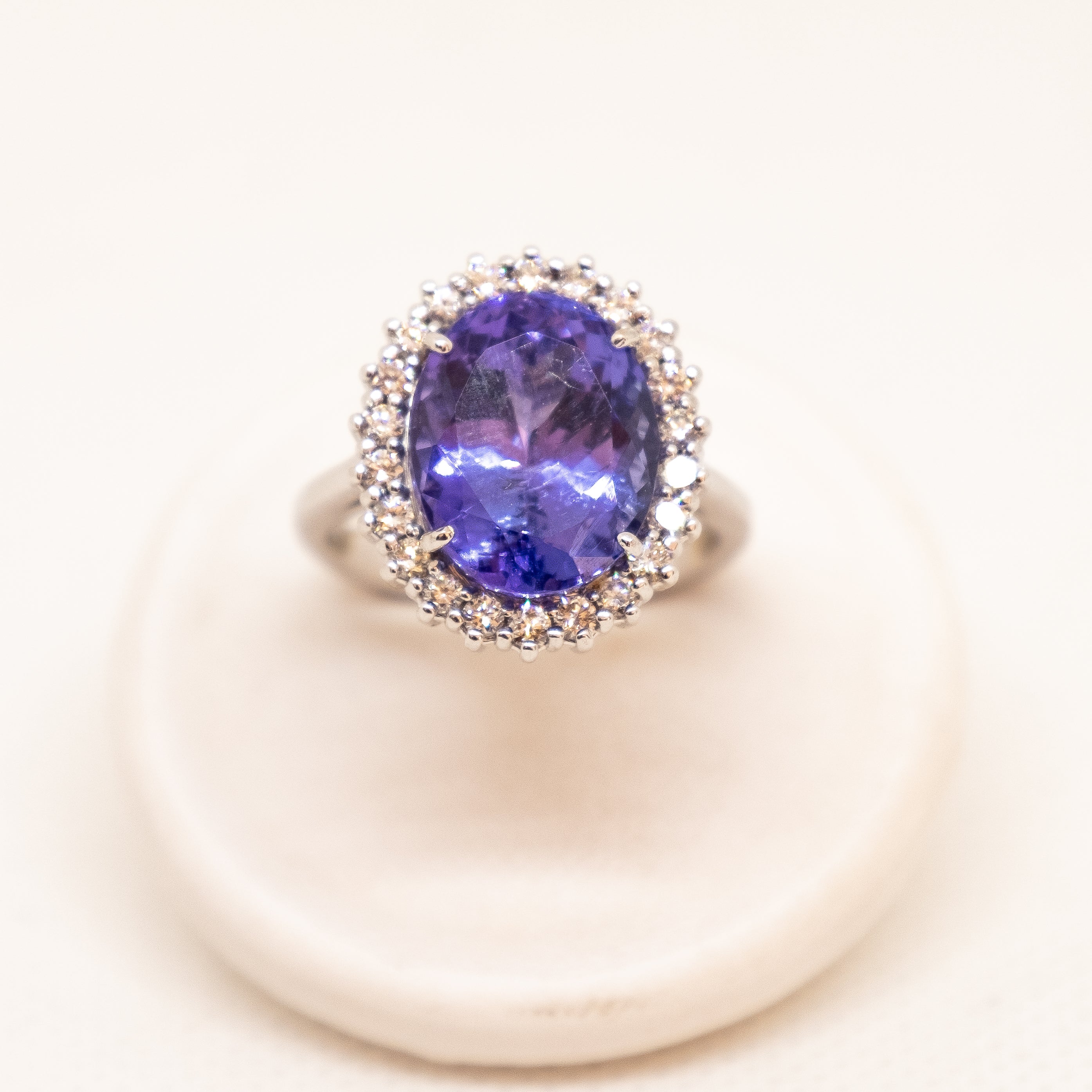 Anello con tanzanite e brillanti in oro bianco 18kt ANT1
