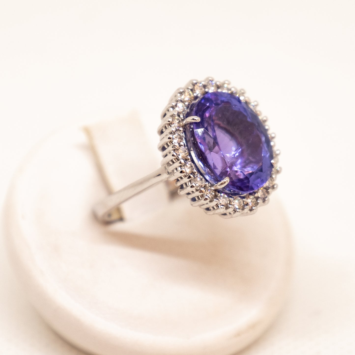 Anello con tanzanite e brillanti in oro bianco 18kt ANT1