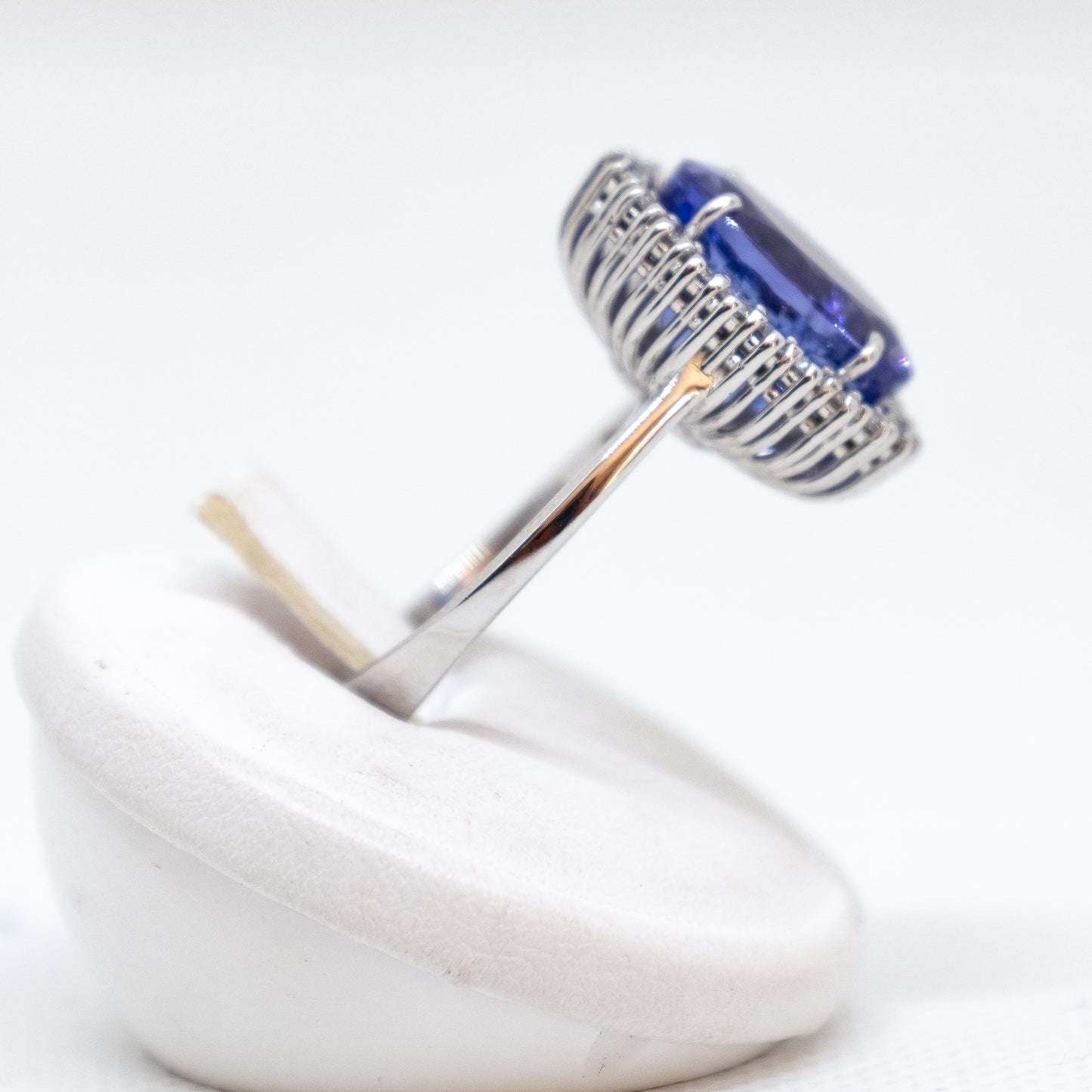 Anello con tanzanite e brillanti in oro bianco 18kt ANT1
