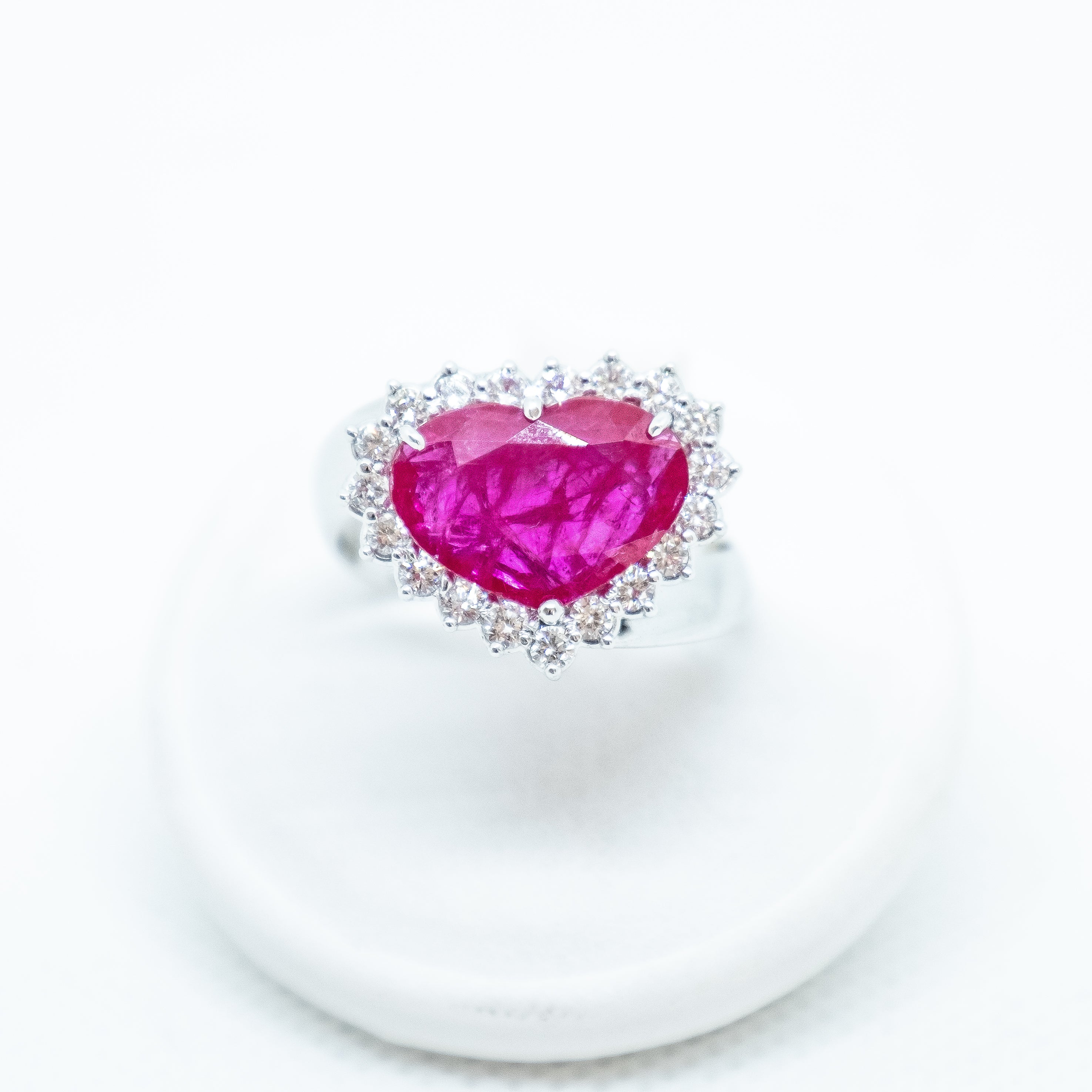 Anello con rubino e brillanti in oro bianco 18kt ANR2