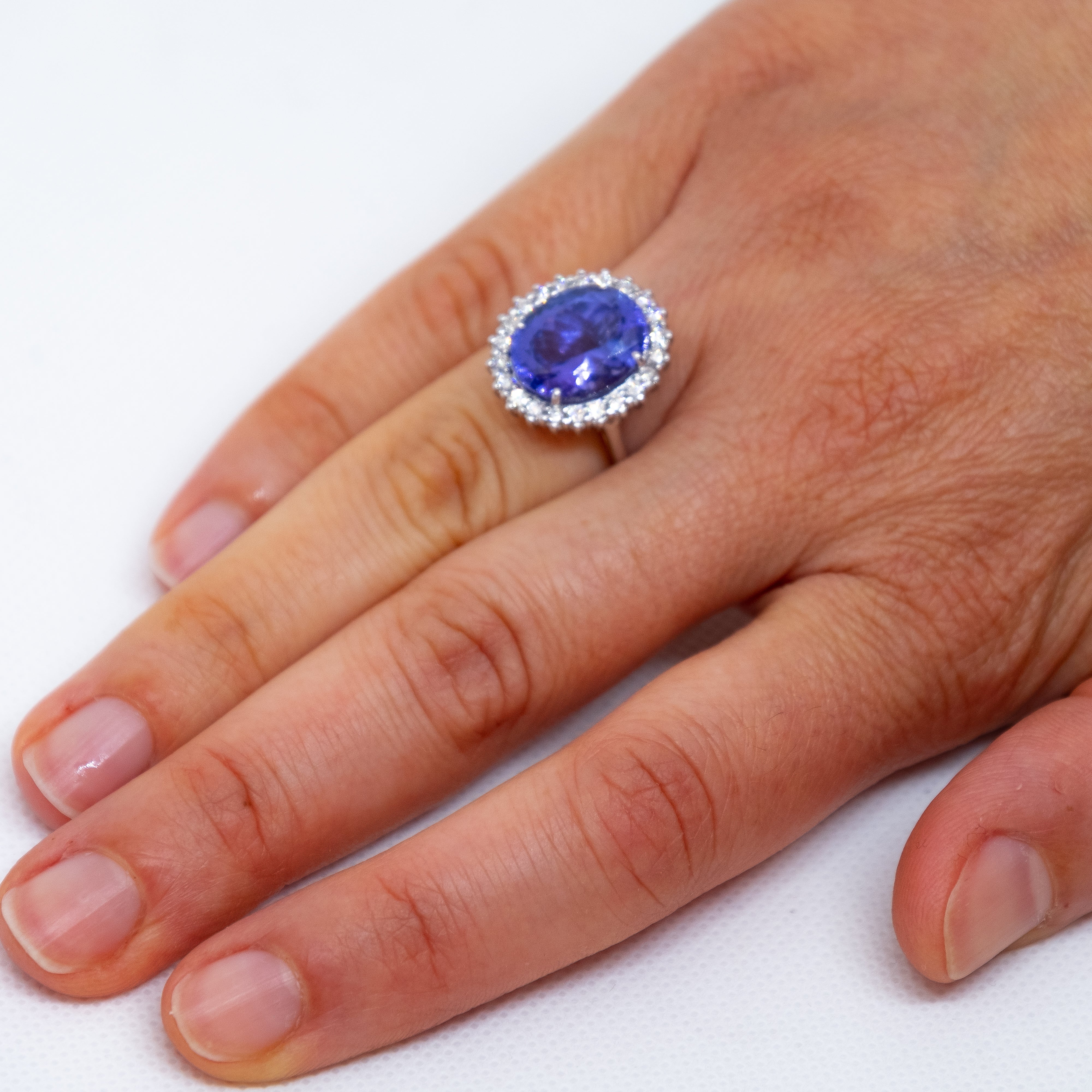 Anello con tanzanite e brillanti in oro bianco 18kt ANT1